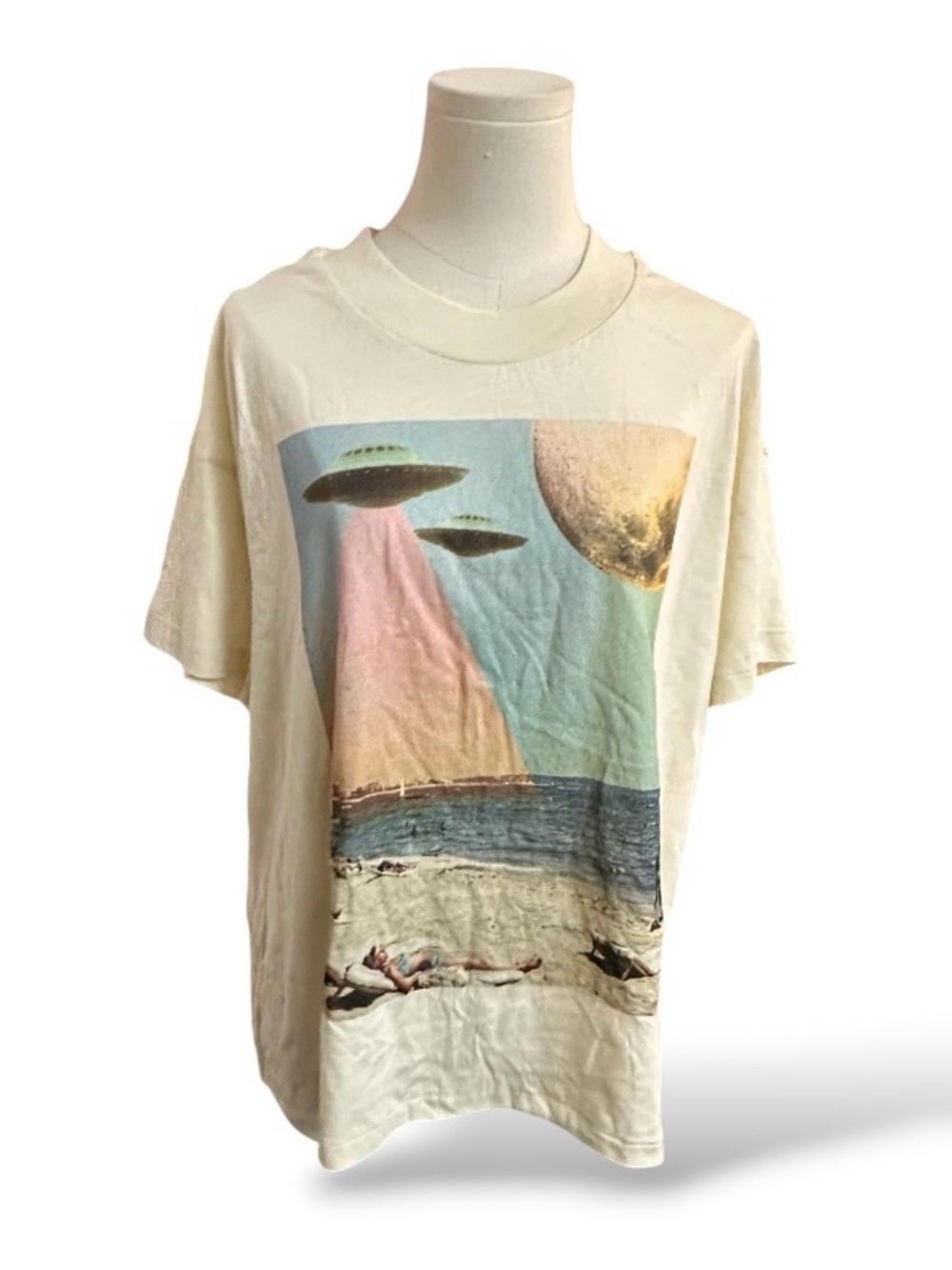New Vintage Aesthetic UFO Beach Graphic Tee Cream Off-White Size women’s size XL
